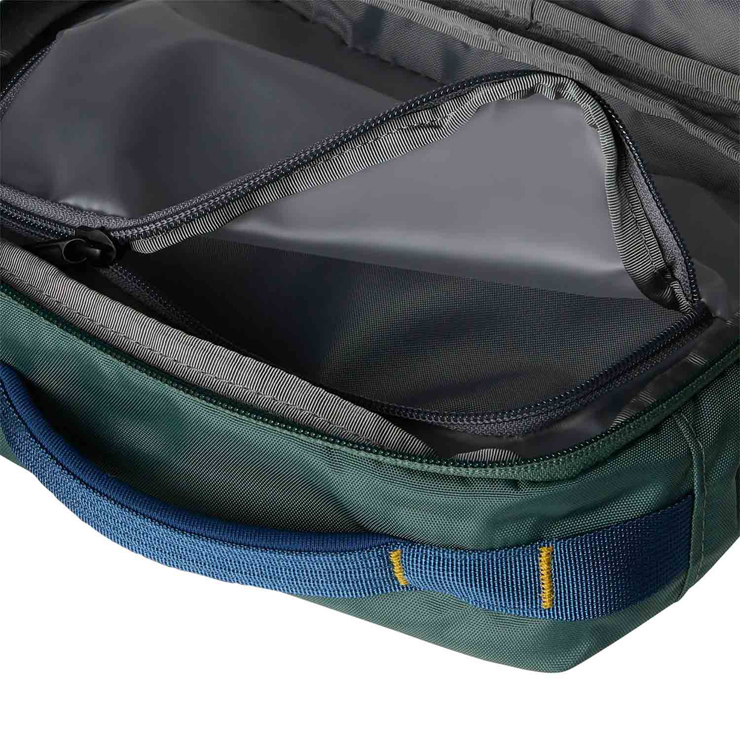 BASE CAMP VOYAGER TOILETRY KIT